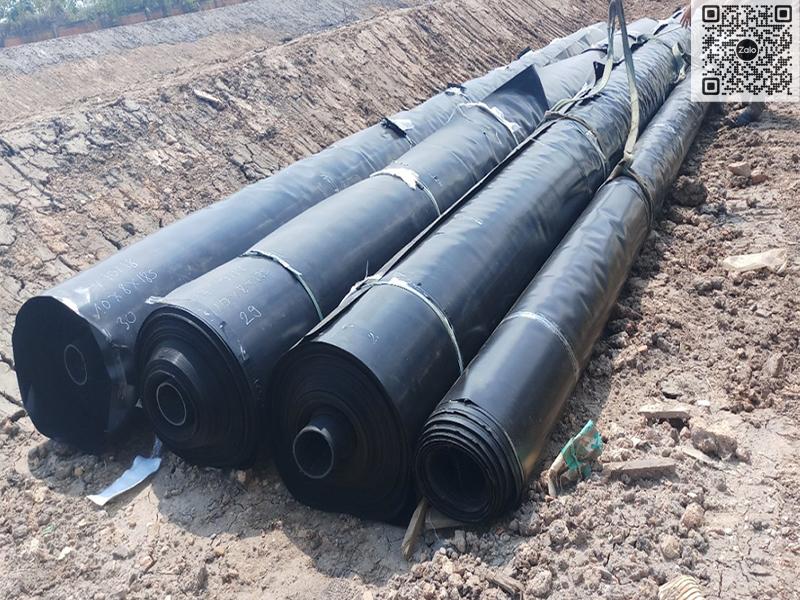 Bạt lót HDPE dày dặn được thi công cẩn thận trong một khu vực xây dựng hệ thống xử lý nước thải, đảm bảo tính chống thấm và độ bền cao cho công trình địa kỹ thuật.